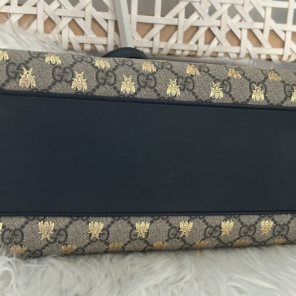 GUCCI GG Supreme Bee Padlock Tote, Medium - Picture 2 of 16
